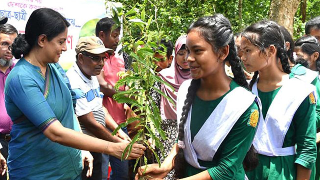শাল গাছ লাগানো, সীমানা চিহ্নিতকরণ কাজের উদ্বোধন করলেন পরিবেশ উপদেষ্টা