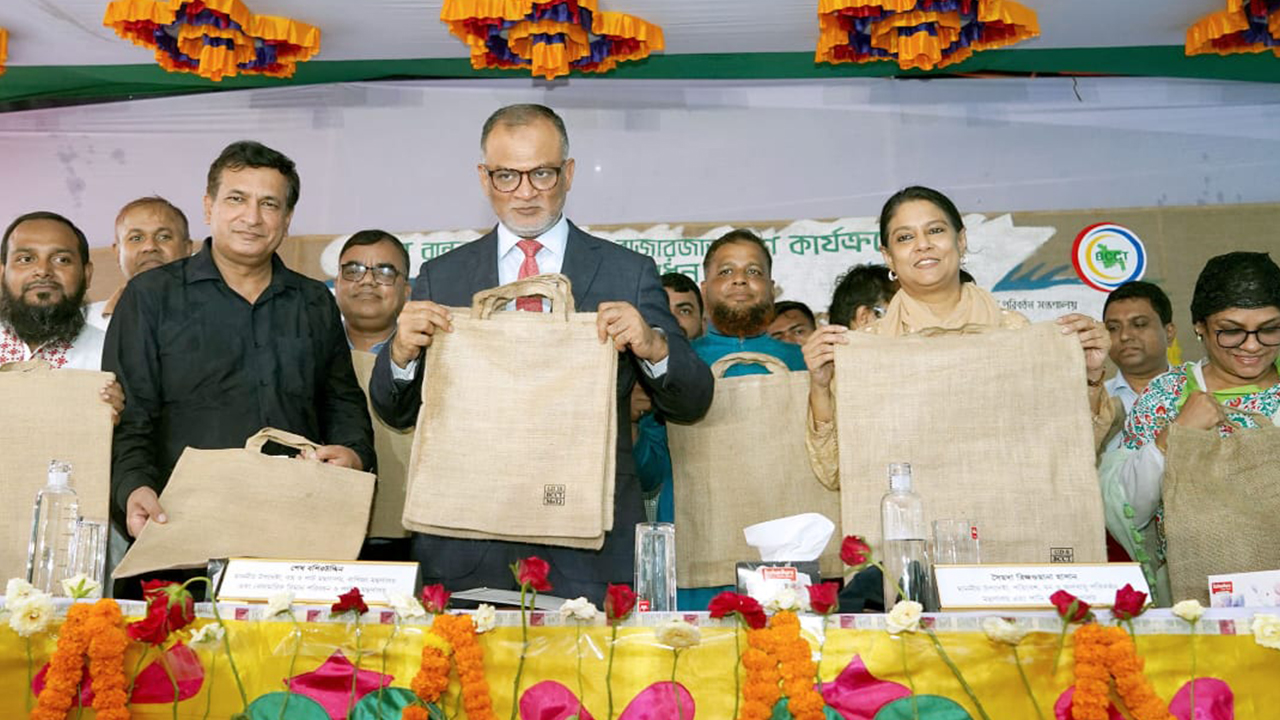 পলিথিনের পরিবর্তে সাশ্রয়ী মূল্যের পাটের ব্যাগ ব্যবহারের আহ্বান