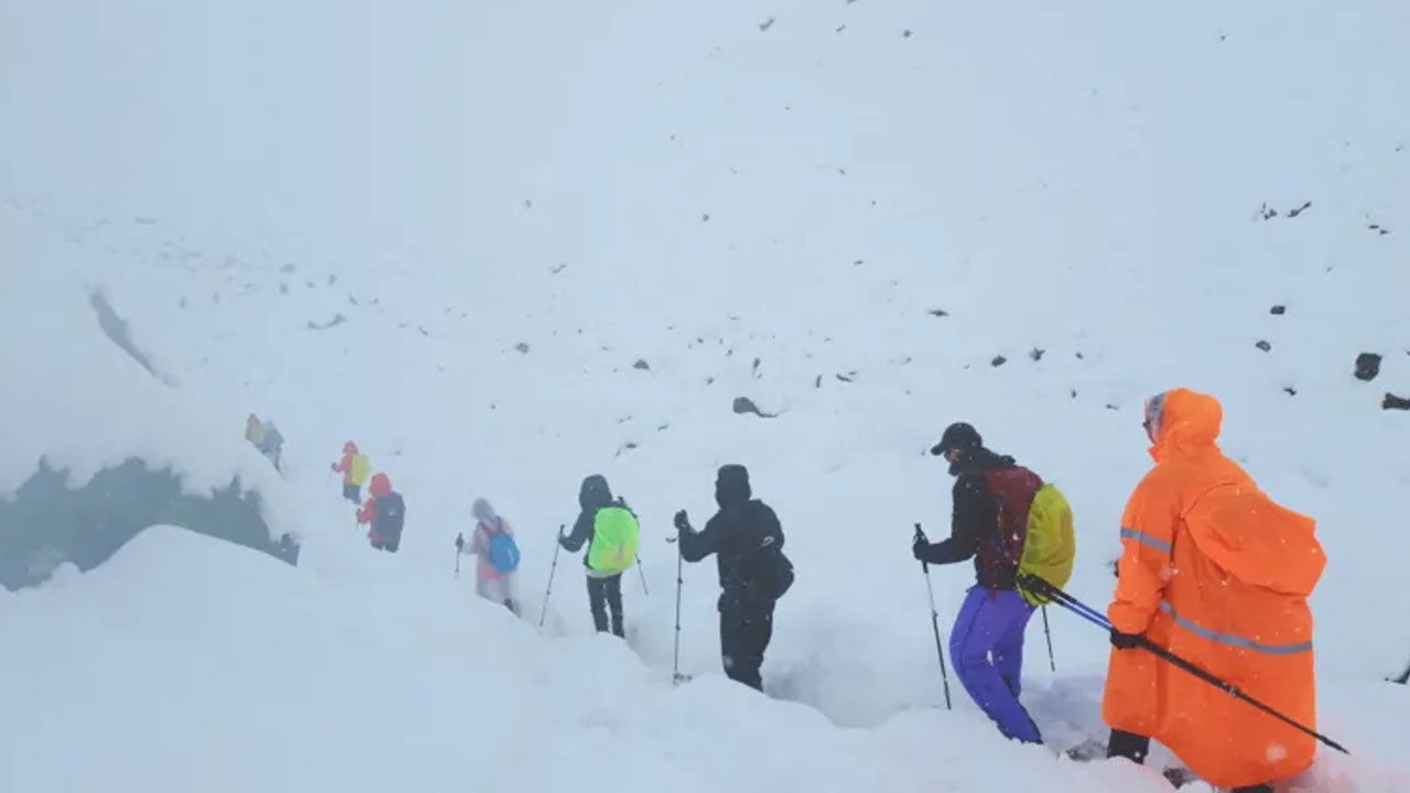 এভারেস্টে তুষারঝড়ের কবলে অনেক অভিযাত্রী, ৩৫০ জনকে উদ্ধার