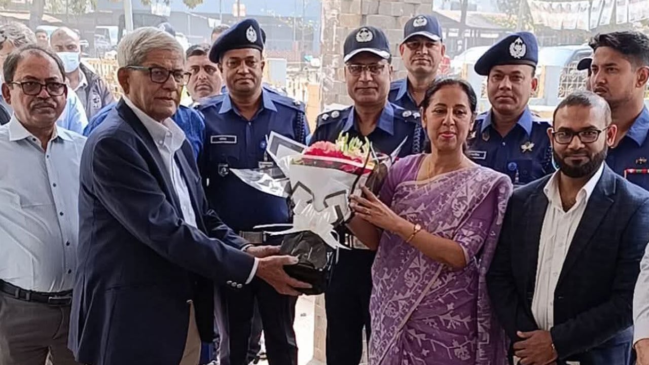 সরকারি কর্মকর্তাদের সাথে স্থানীয় সরকার মন্ত্রীর মতবিনিময়