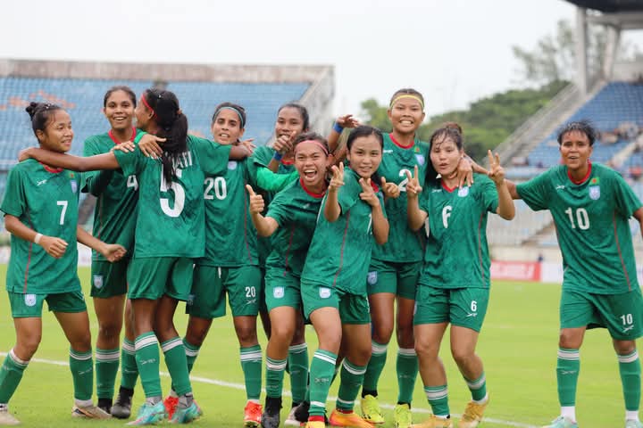 স্বপ্ন সফলের আনন্দে ভাসছেন ঋতুপর্ণারা
