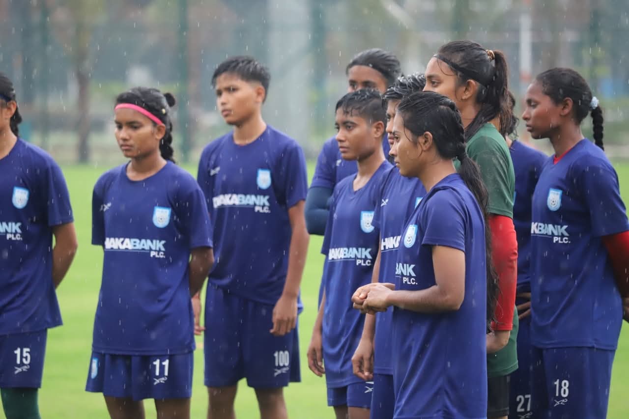 টিভির পর্দায় বাংলাদেশ-শ্রীলঙ্কার মেয়েদের ফুটবল লড়াই