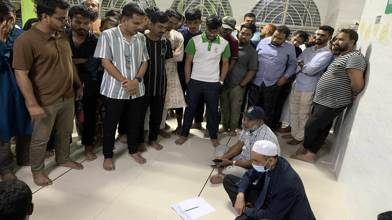 পদত্যাগের দাবিতে মসজিদে ৫ ঘণ্টা অবরুদ্ধ অধ্যক্ষ