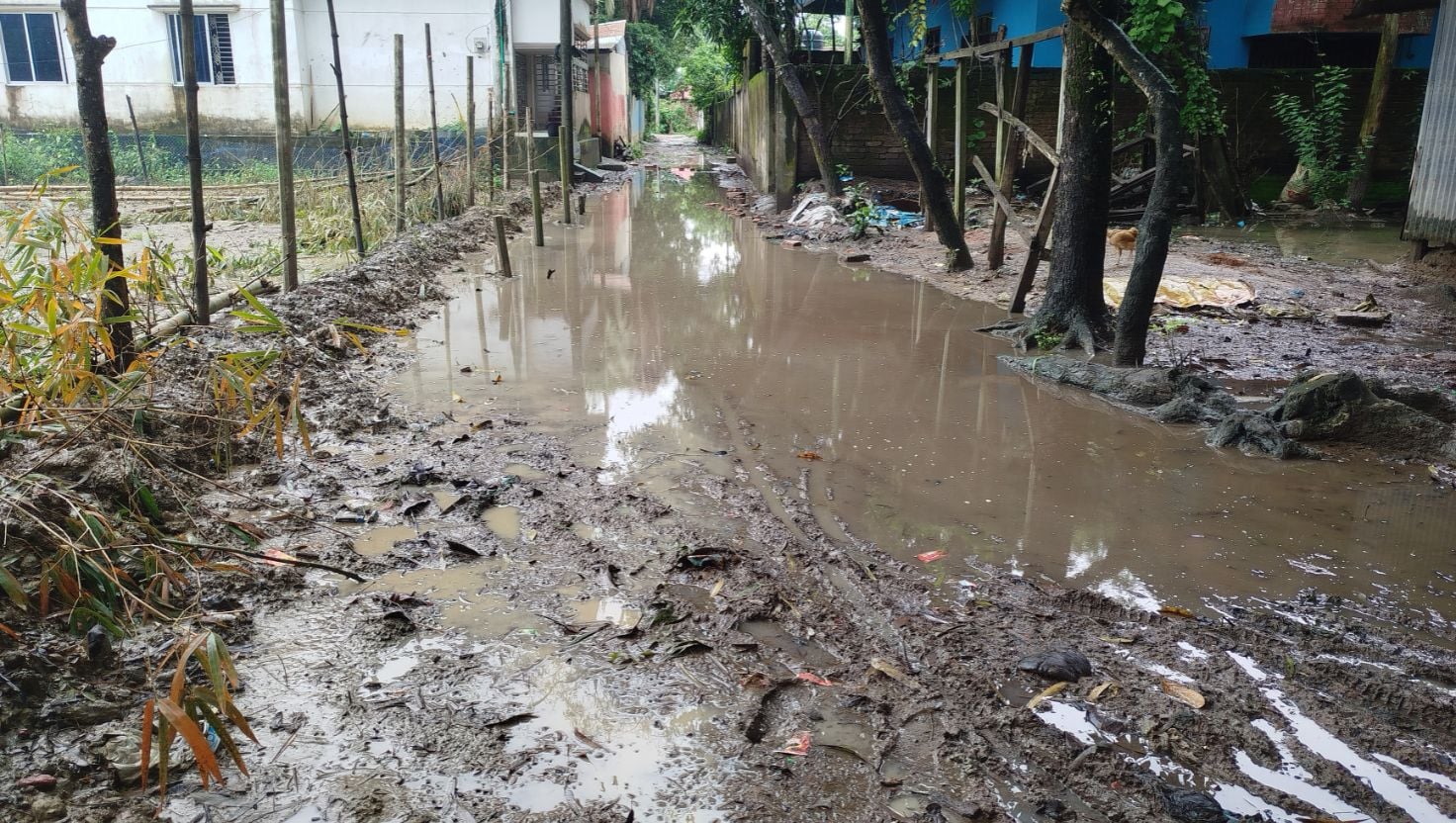
ছাগলনাইয়ার মেয়র-কাউন্সিলের দ্বন্দ্বের বলি সাতবাড়ি সড়কের ৫০০ পরিবার