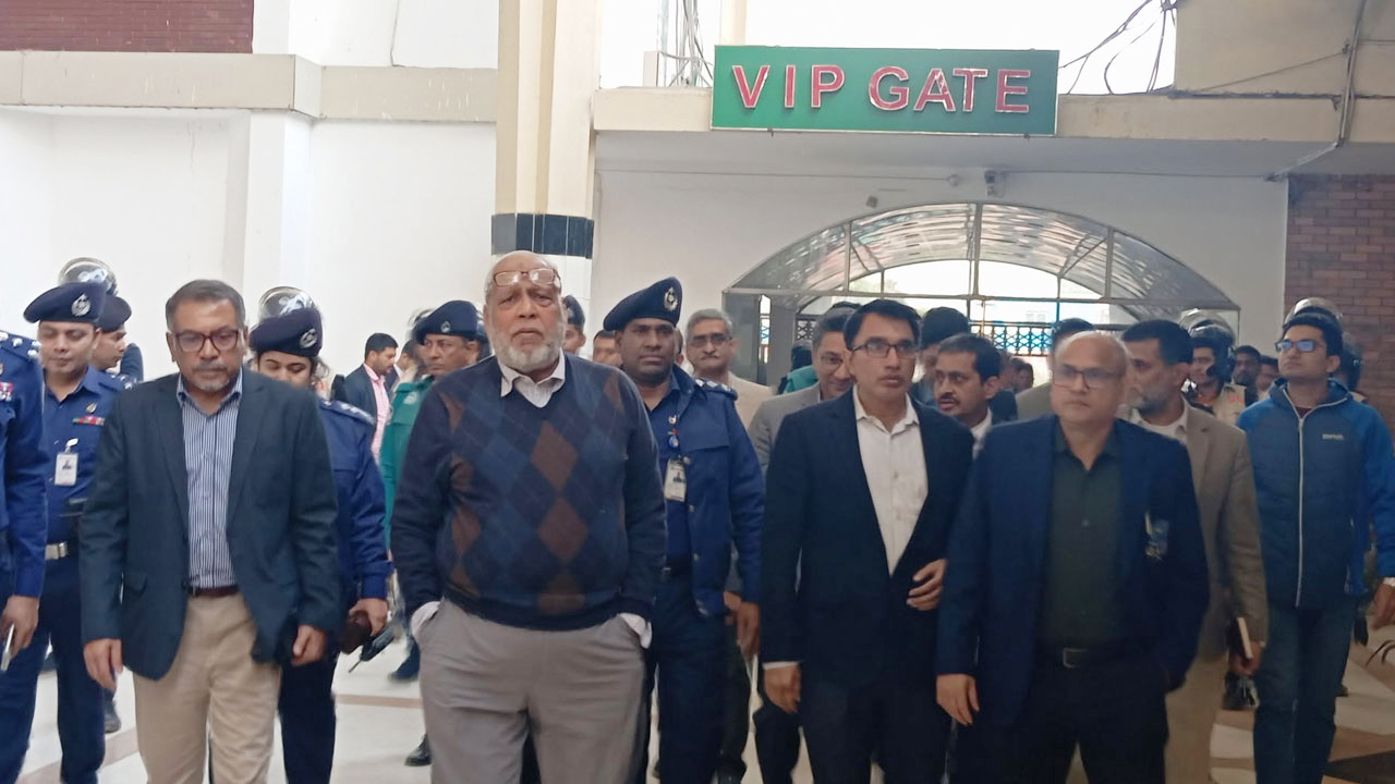 রেল স্টাফদের দাবি আলোচনার মাধ্যমে সমাধান: উপদেষ্টা