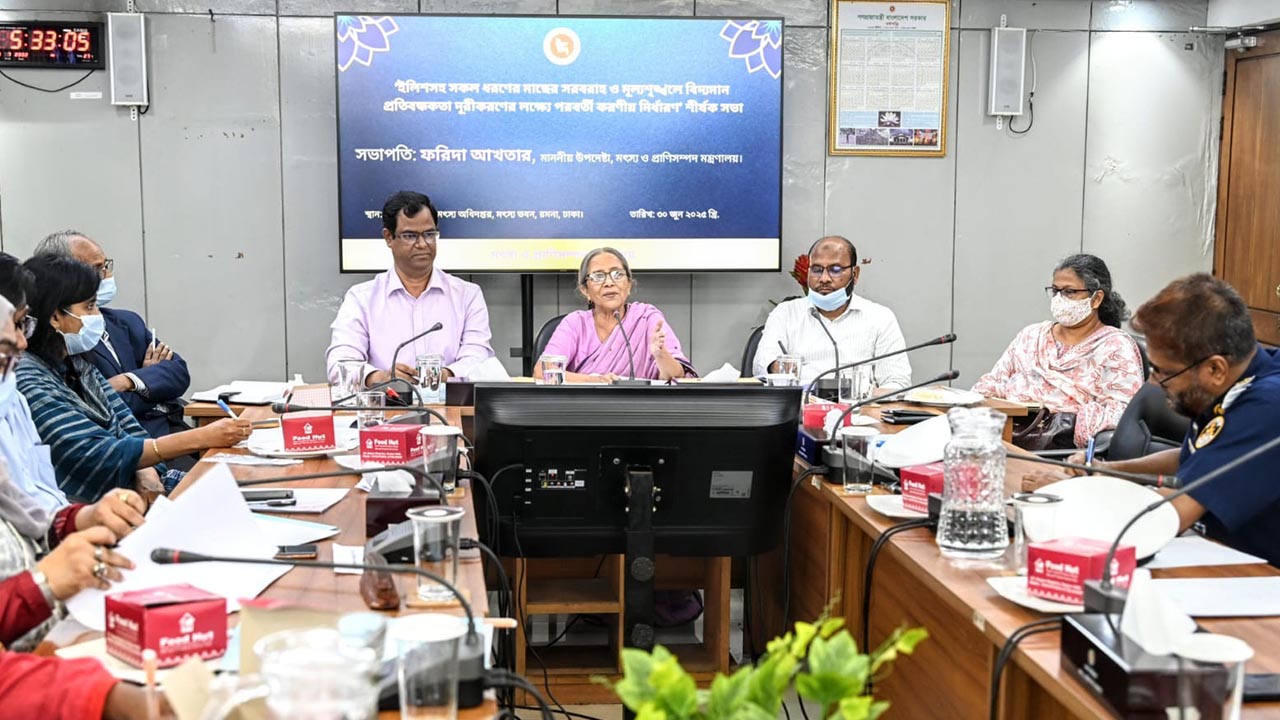 ইলিশের দাম অস্বাভাবিকভাবে বাড়ানো যাবে না: উপদেষ্টা