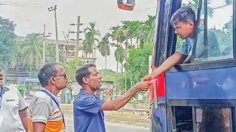 ফরিদপুরে মহাসড়কে লাগামহীন চাঁদাবাজি