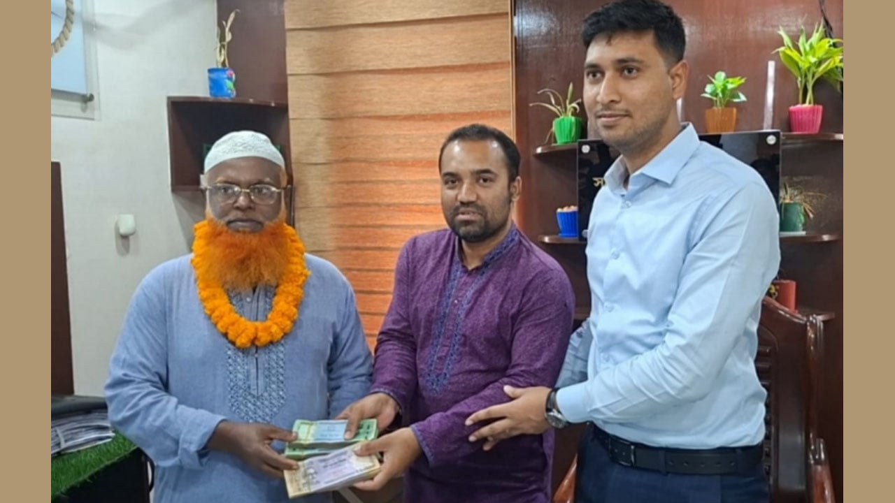 হারানো টাকা ফেরত দিয়ে চা বিক্রেতার দৃষ্টান্ত স্থাপন