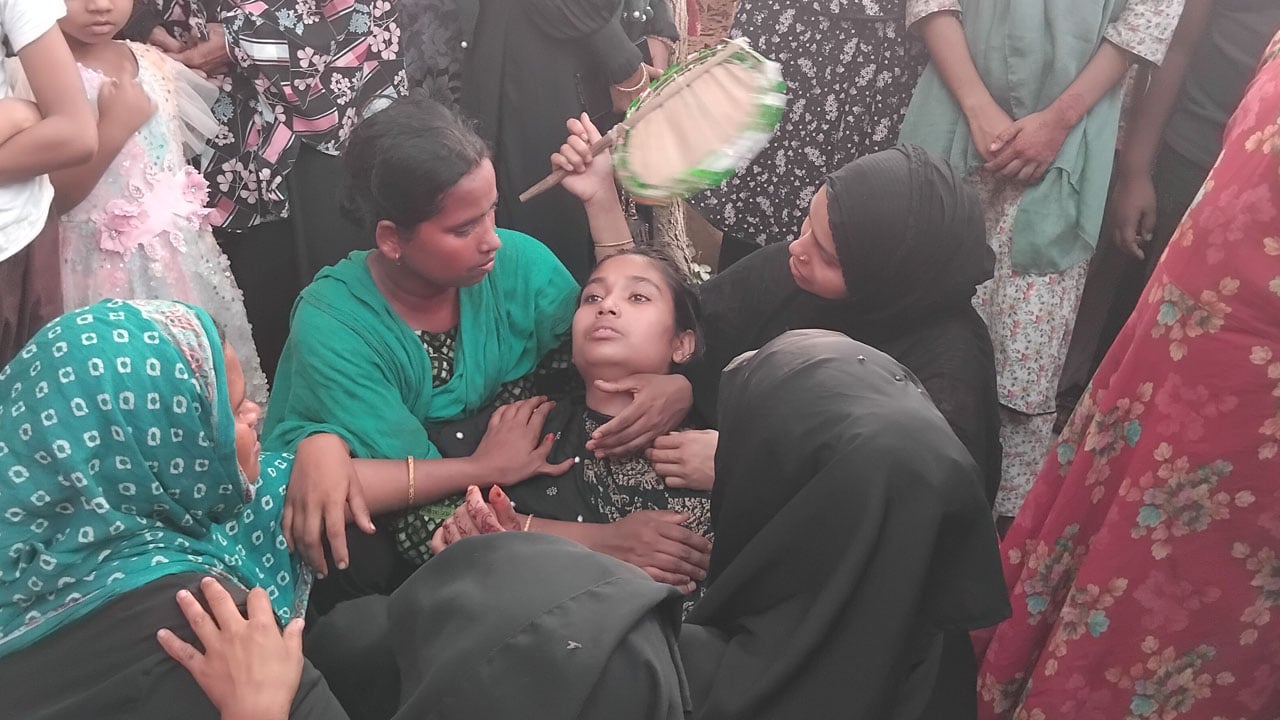 ট্রেনে কাটা পড়ে দুই সহোদরের মৃত্যু, বাকরুদ্ধ মা-বাবা