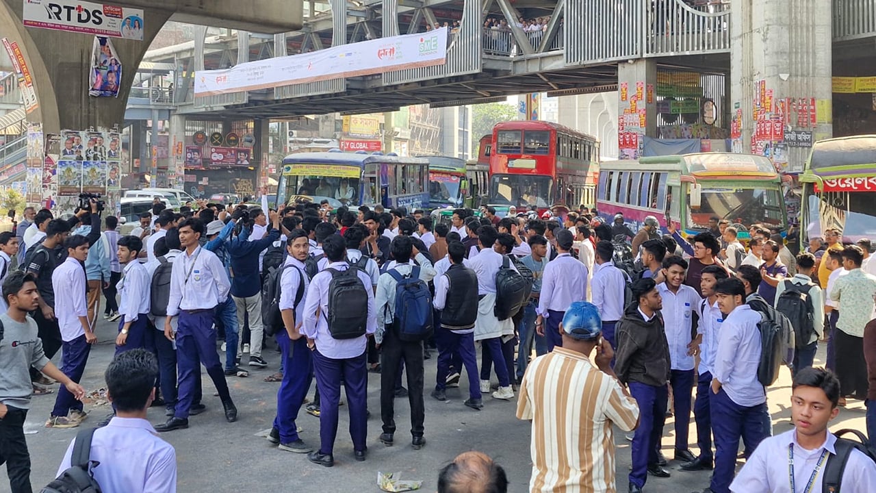 সহপাঠীর মৃত্যুতে ফার্মগেট সড়ক অবরোধ শিক্ষার্থীদের