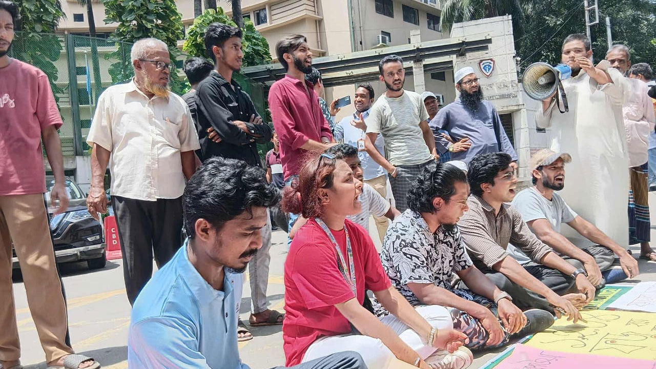 বিএনপি নেতা ফজলুর রহমানকে গ্রেপ্তারের দাবিতে বাসার সামনে বিক্ষোভ