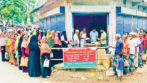 দীর্ঘ লাইনে দাঁড়িয়েও ওএমএসের চাল ও আটা মিলছে না ফেনীতে 