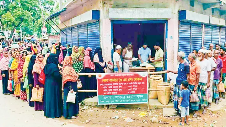 দীর্ঘ লাইনে দাঁড়িয়েও ওএমএসের চাল ও আটা মিলছে না ফেনীতে
