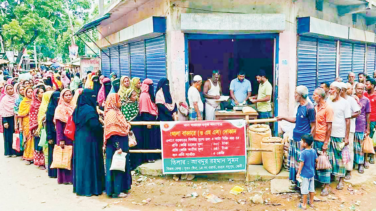 ফেনীতে ওএমএসের কম বরাদ্দে দীর্ঘ লাইনেও মিলছে না চাল-আটা