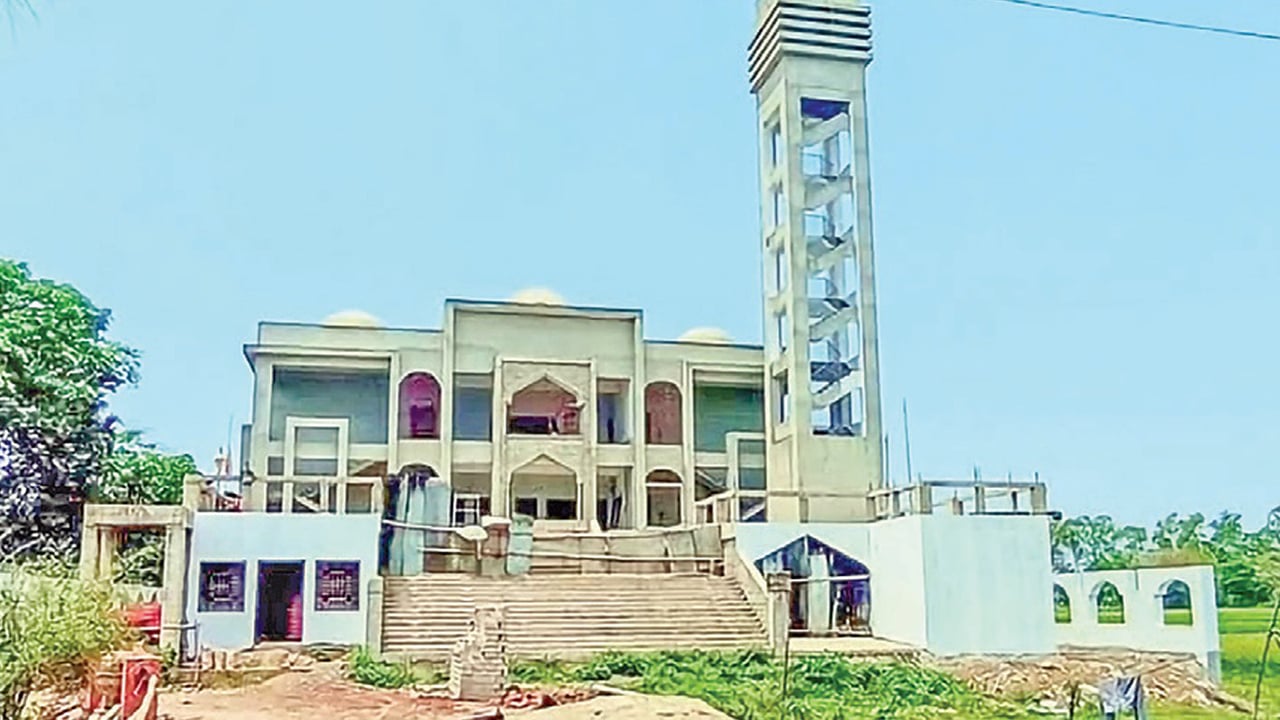 আট বছরেও শেষ হয়নি ফুলগাজী মডেল মসজিদের নির্মাণকাজ