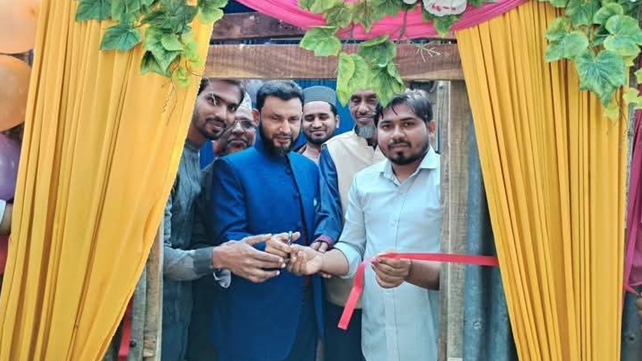 ফেনীতে বন্যায় ক্ষতিগ্রস্ত ২ পরিবারকে ঘর দিলো জামায়াত