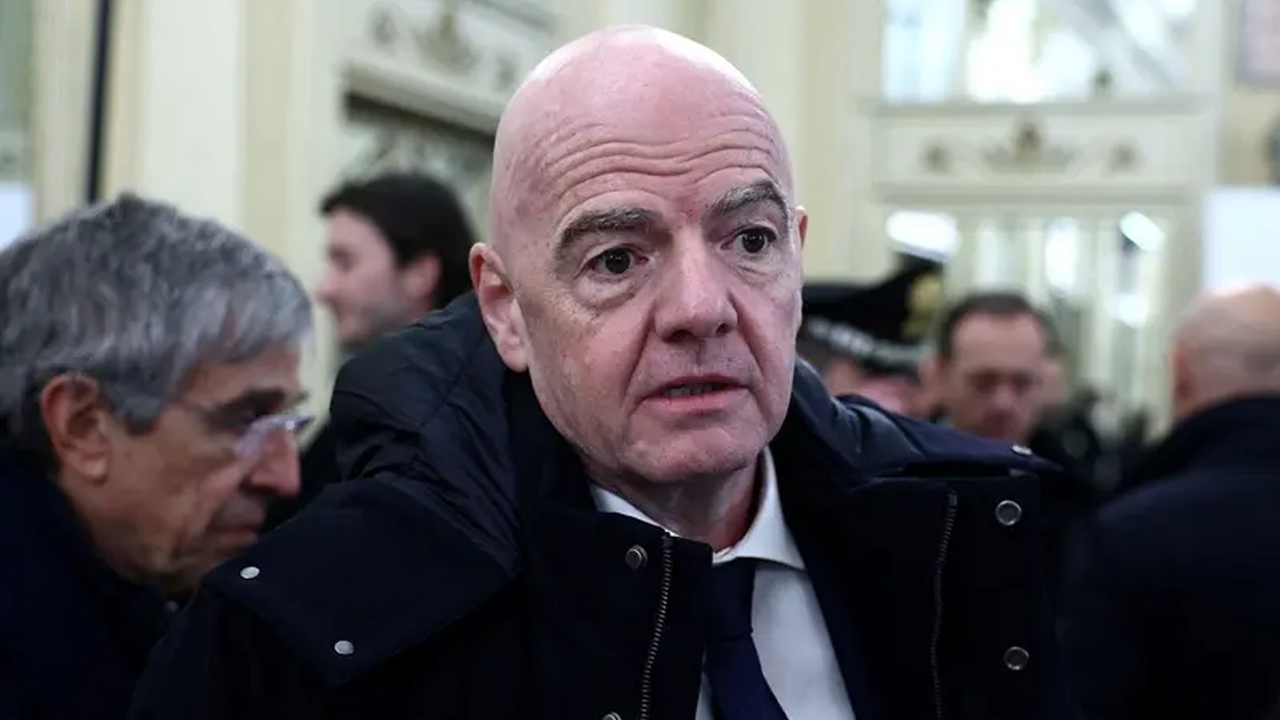 রাশিয়ার বিরুদ্ধে নিষেধাজ্ঞা তুলে দেওয়ার পক্ষে ফিফা প্রধান