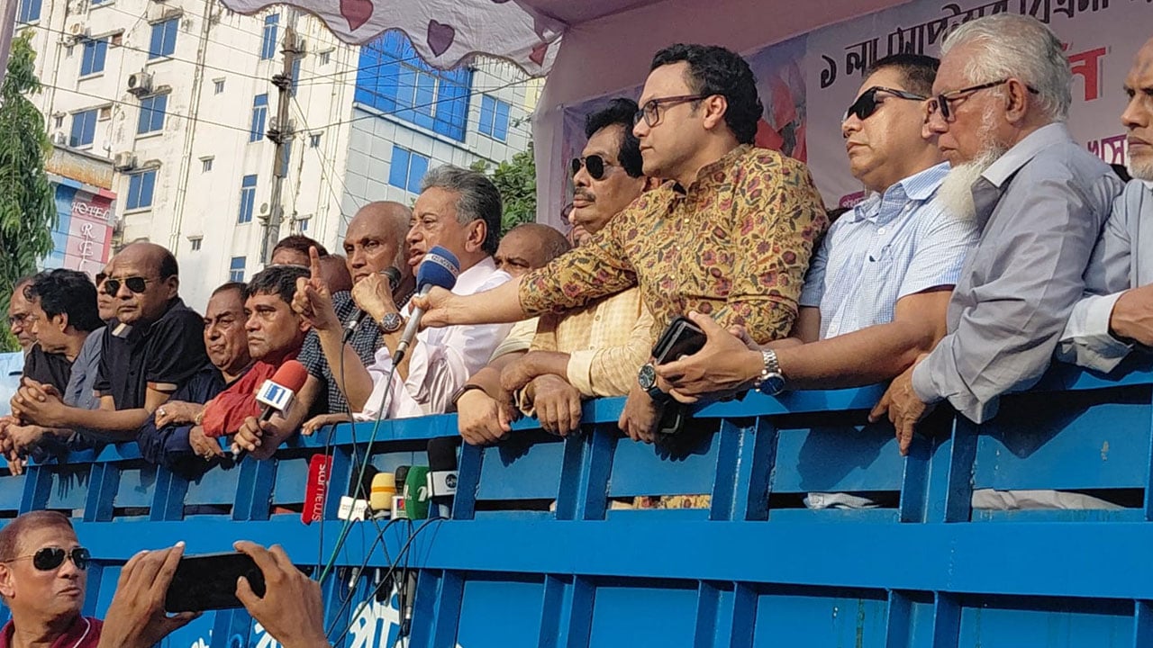 গর্তে পড়া দেশকে একমাত্র বিএনপিই তুলতে পারবে: আমীর খসরু