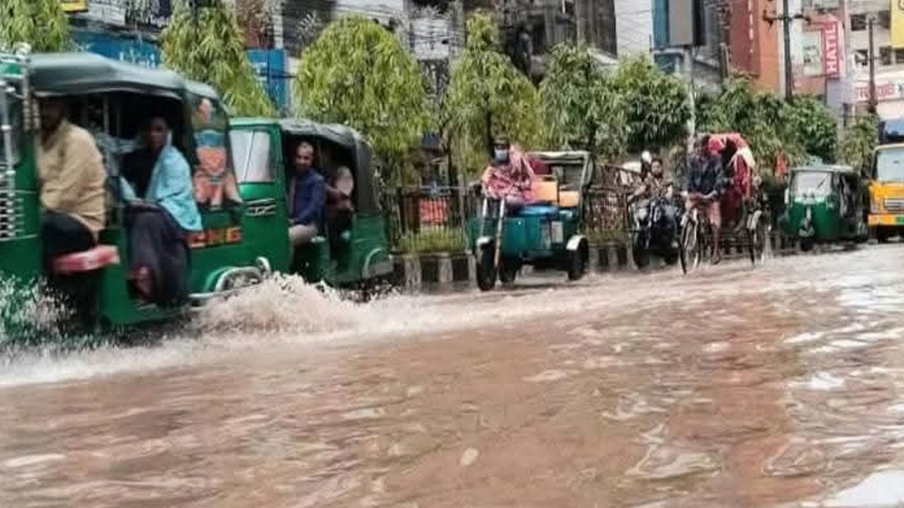 ফেনীতে ঘণ্টায় ১২৬ মিলিমিটার বৃষ্টিপাত, শহরে জলাবদ্ধতা-ভোগান্তি