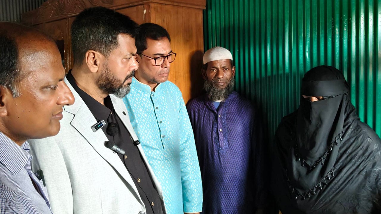 ধানের শীষে ভোট দেয়ায় তালাকপ্রাপ্ত সেই নারীর পাশে এমপি মজনু