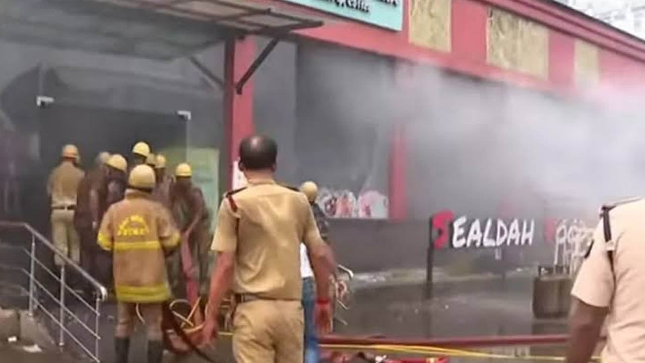 কলকাতার শিয়ালদহ স্টেশনের বাইরে আগুন, আতঙ্কে যাত্রীরা