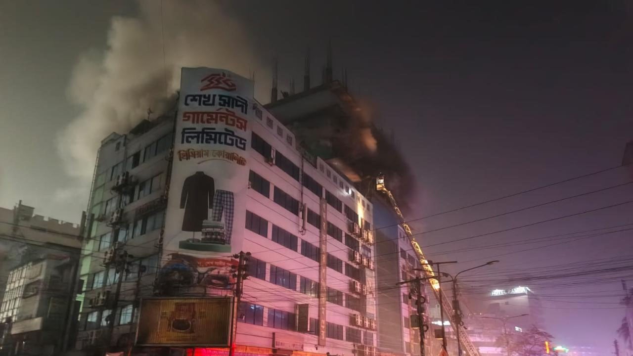 গুলিস্তানে খদ্দর মার্কেটের আগুন নিয়ন্ত্রণে