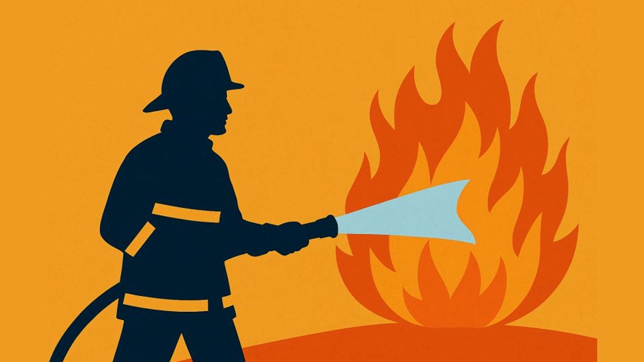 বায়তুল মোকাররমের সামনে বৈদ্যুতিক খুঁটিতে আগুন, পুড়ল দোকান