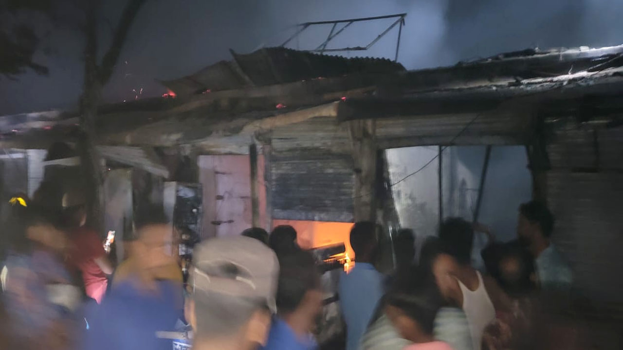 টঙ্গীতে মার্কেটে আগুন, দোকানসহ কারখানা পুড়ে ছাই