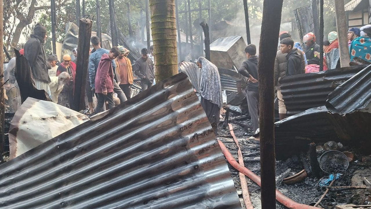 ভোররাতে ভয়াবহ অগ্নিকাণ্ড, ছয় বসতঘর পুড়ে ছাই