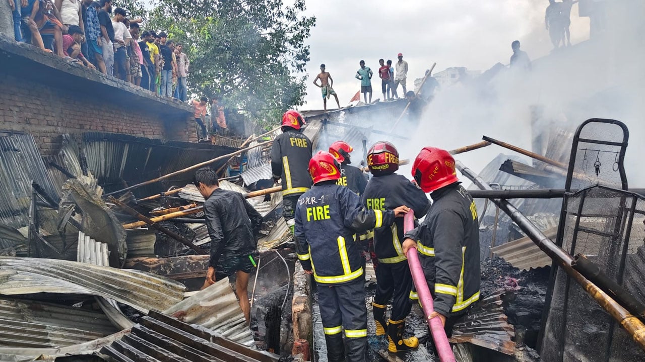 রাজধানীর শ্যামলীতে টিনশেড বসতবাড়ির আগুন নিয়ন্ত্রণে
