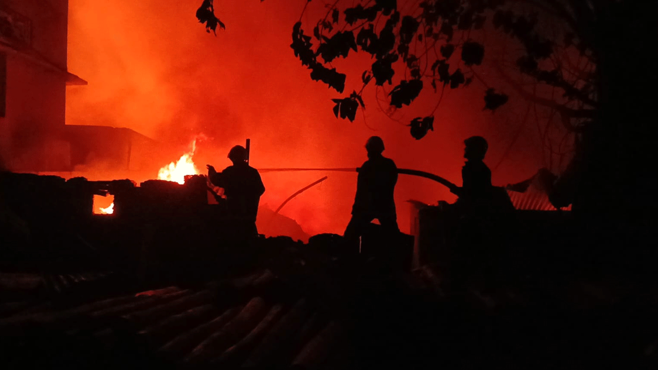 রাজধানীর খিলগাঁওয়ে স-মিলে আগুন, ছড়িয়ে পড়ছে আশপাশে