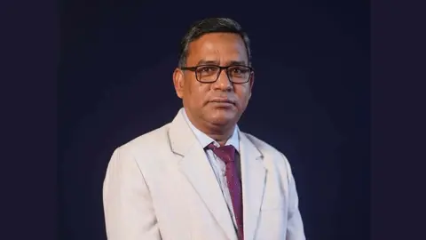 ​নোবিপ্রবিতে হাসিনার ছবি কাণ্ডে বিভাগীয় চেয়ারম্যানকে অব্যাহতি