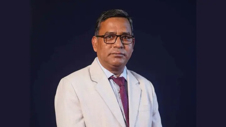 নোবিপ্রবিতে হাসিনার ছবি কাণ্ডে বিভাগীয় চেয়ারম্যানকে অব্যাহতি