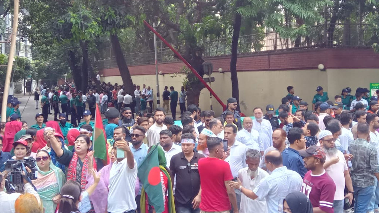 খালেদা জিয়ার অপেক্ষায় ফিরোজার সামনে নেতাকর্মীদের ঢল