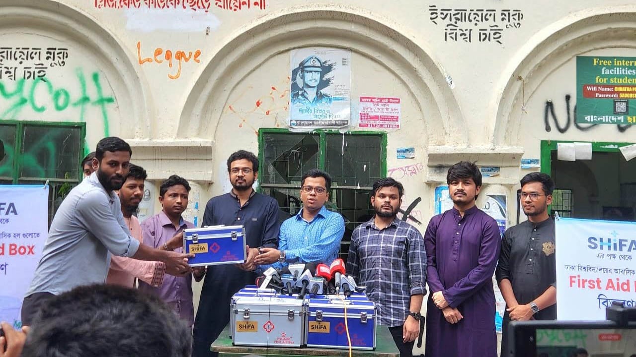 ঢাবির ১৮টি হলে ফার্স্ট এইড বক্স বিতরণ করলো ছাত্রশিবির
