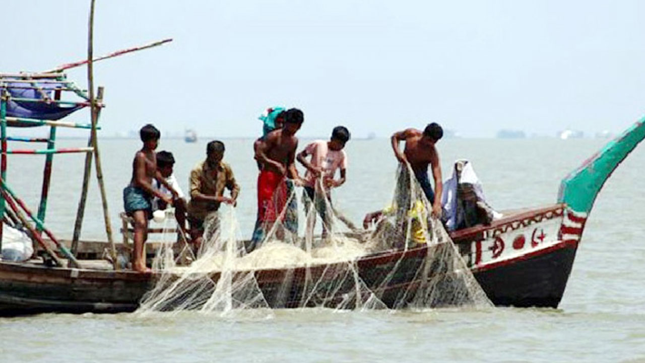 সমুদ্রে ১৫ এপ্রিল থেকে ১১ জুন পর্যন্ত মাছ ধরায় নিষেধাজ্ঞা