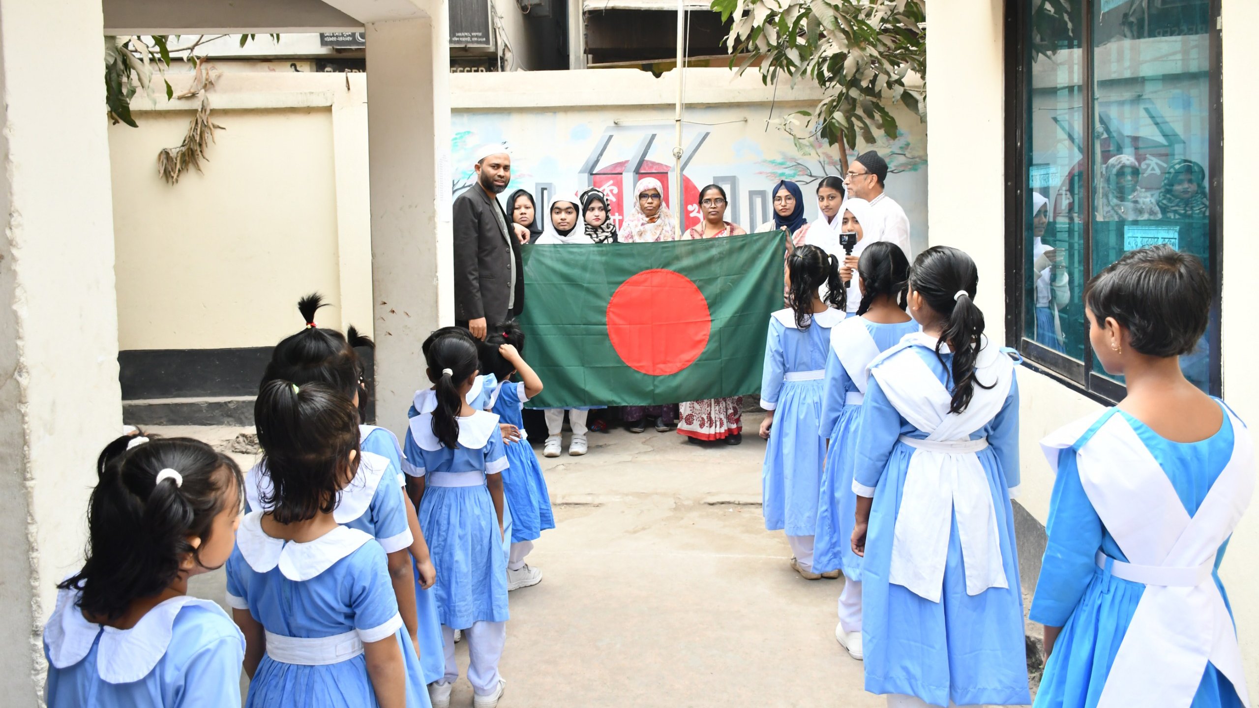 শিক্ষাপ্রতিষ্ঠানে জাতীয় পতাকা বিতরণ