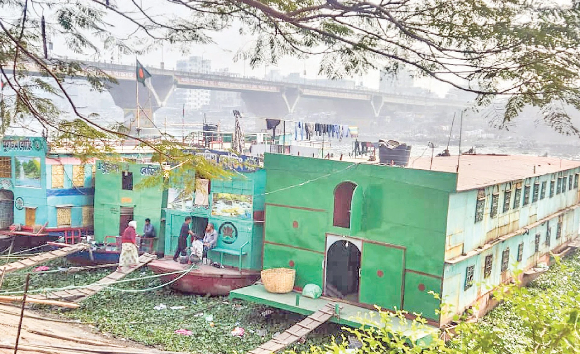 বুড়িগঙ্গায় ভাসমান হোটেল, ৪০ টাকায় রাতযাপন