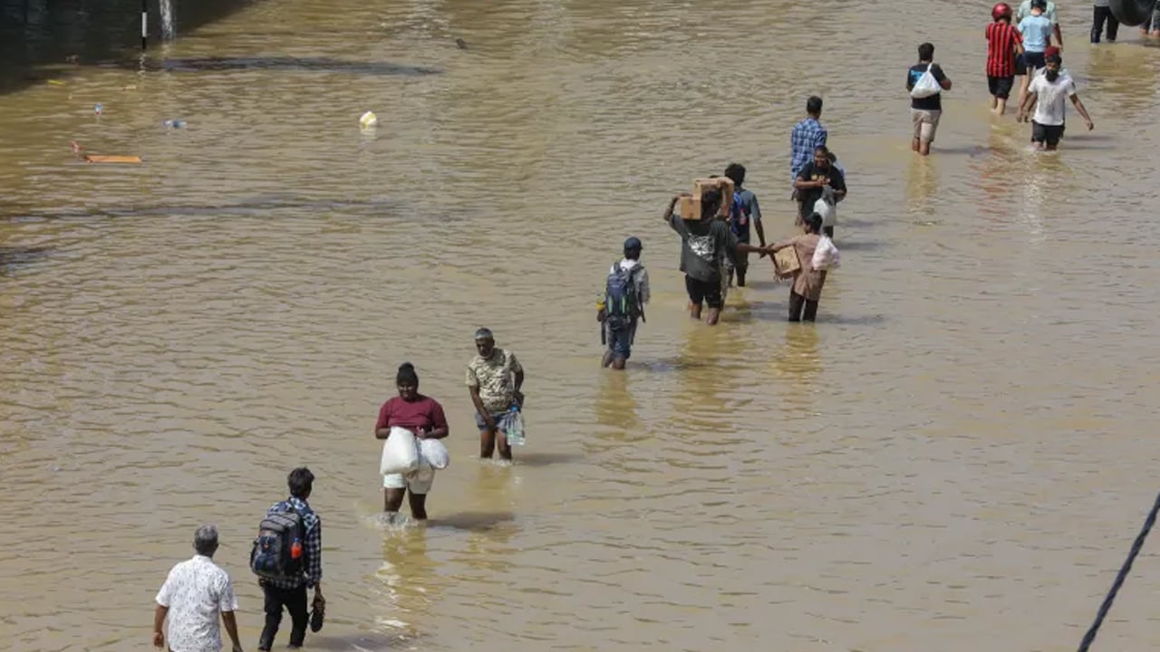 অসময়ে কেন এশিয়াজুড়ে বন্যা