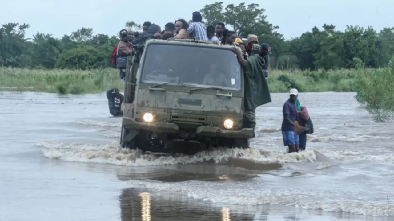 দক্ষিণ আফ্রিকায় ভারী বৃষ্টিতে বন্যা, শতাধিক মানুষের মৃত্যু