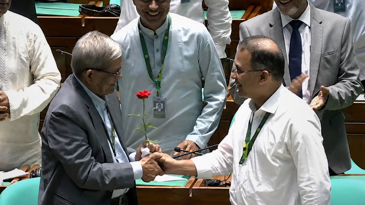 নবনির্বাচিত রাষ্ট্রপতিকে লাল গোলাপ শুভেচ্ছা প্রধানমন্ত্রীর