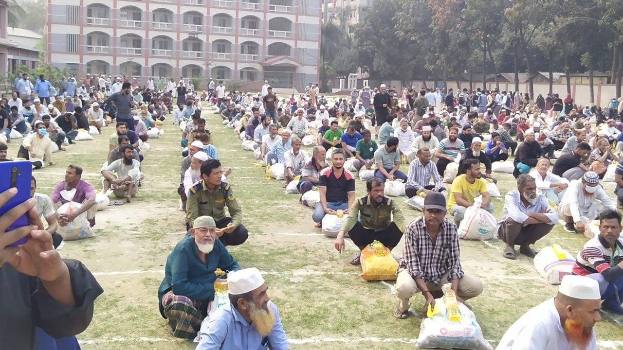 হাতিরঝিলে সুবিধাবঞ্চিত মানুষের মাঝে এমপি মিলনের খাদ্য বিতরণ