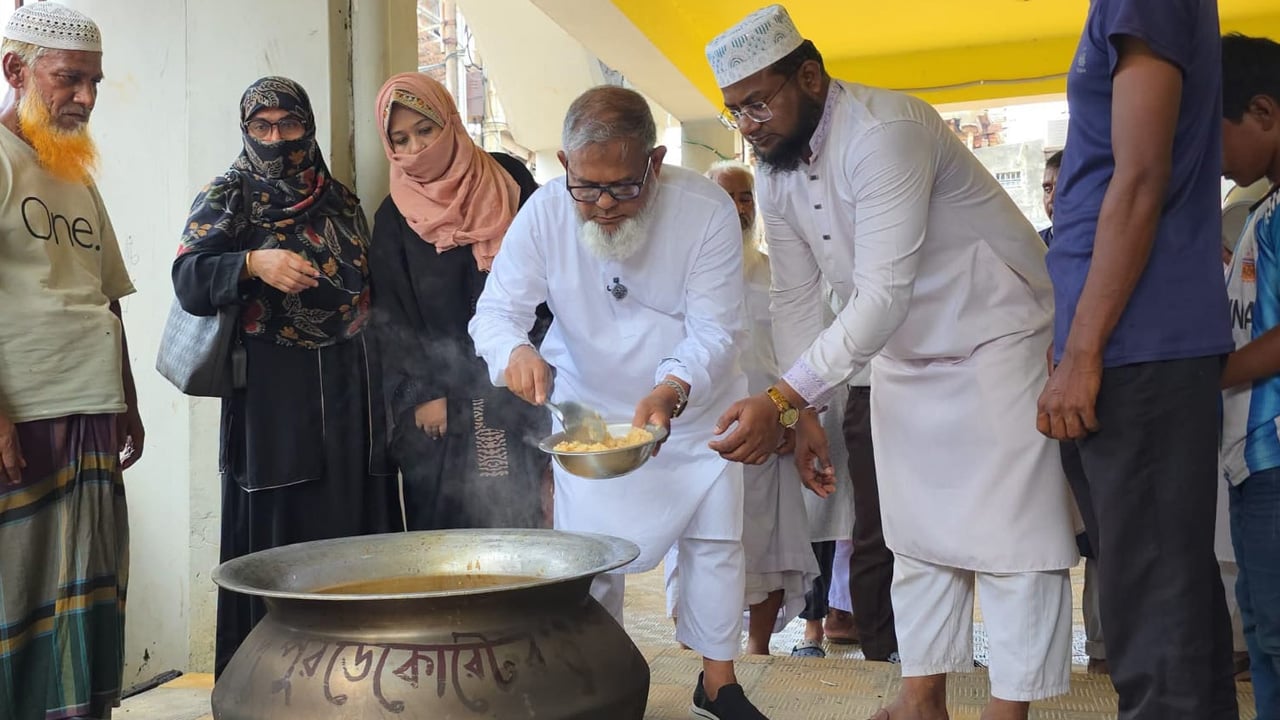 রাজধানীতে জলাবদ্ধতায় ক্ষতিগ্রস্তদের মাঝে জামায়াতের ফুডপ্যাক বিতরণ
