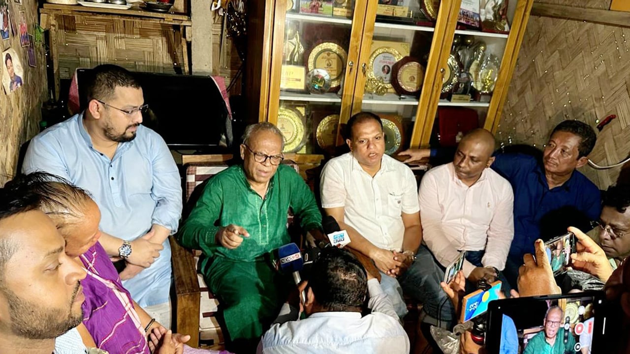 ফুটবলার ঋতুপর্ণার ক্যান্সার আক্রান্ত মায়ের পাশে তারেক রহমান