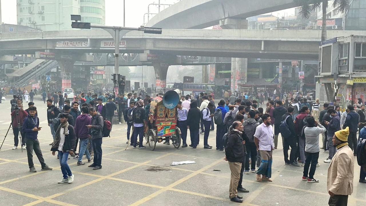 শিক্ষার্থী হত্যার বিচারের দাবিতে  ফার্মগেটে সড়ক অবরোধ