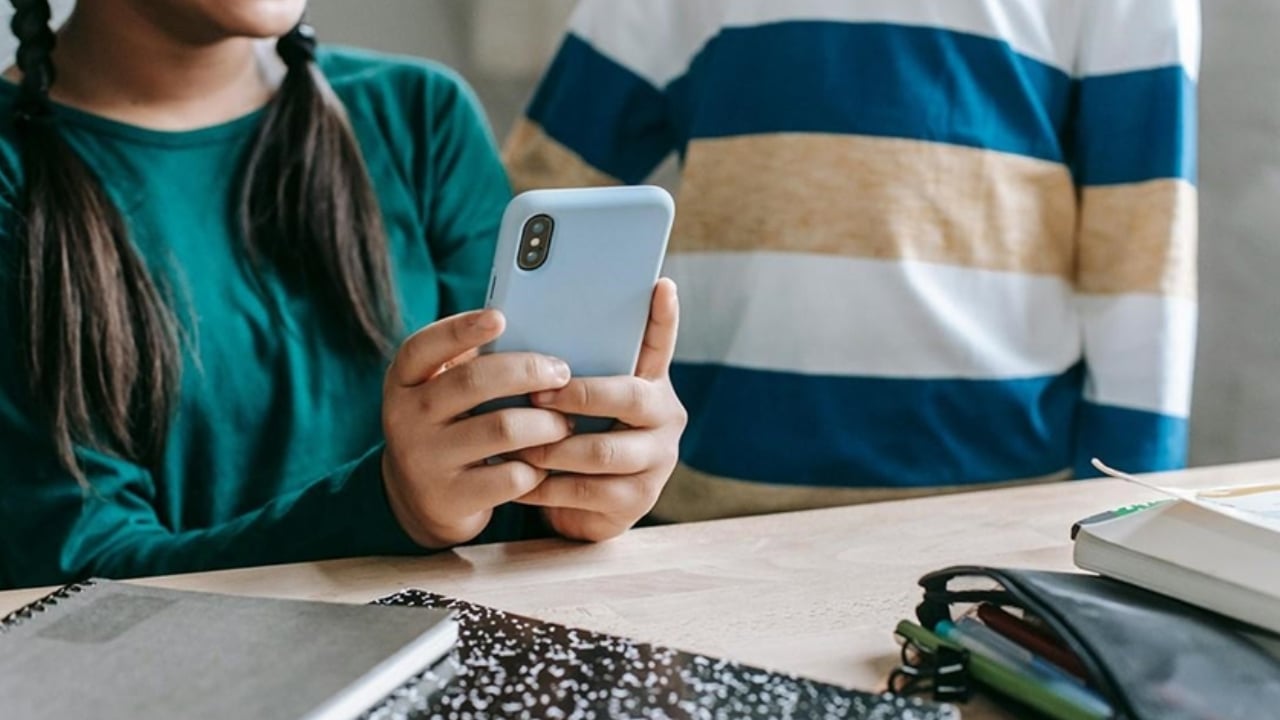 উচ্চ বিদ্যালয়েও মোবাইল ফোন নিষিদ্ধের পরিকল্পনা ফ্রান্সের