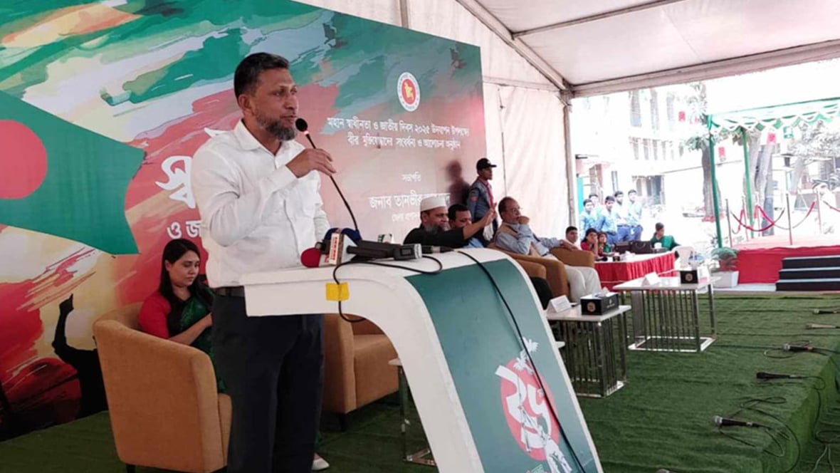জুলাই বিপ্লবকে মুক্তিযুদ্ধের সঙ্গে তুলনা করে তোপের মুখে সিভিল সার্জন
