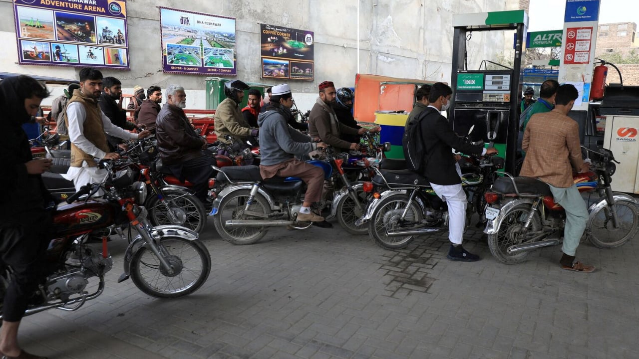 জ্বালানির দাম ৪৩ শতাংশ বাড়াল পাকিস্তান