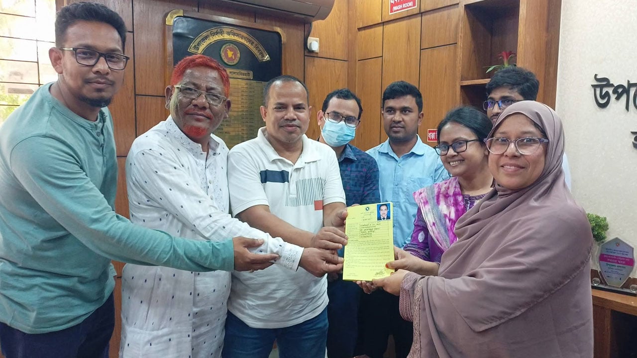 মোটরসাইকেল চালকদের মাঝে ‘ফুয়েল কার্ড’ বিতরণ