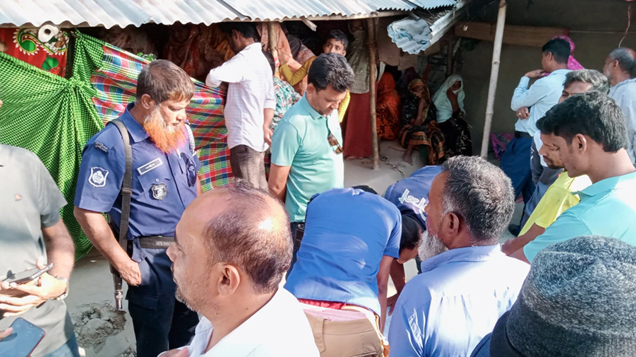 একই রশিতে ঝুলছিল মা-মেয়ের নিথর দেহ